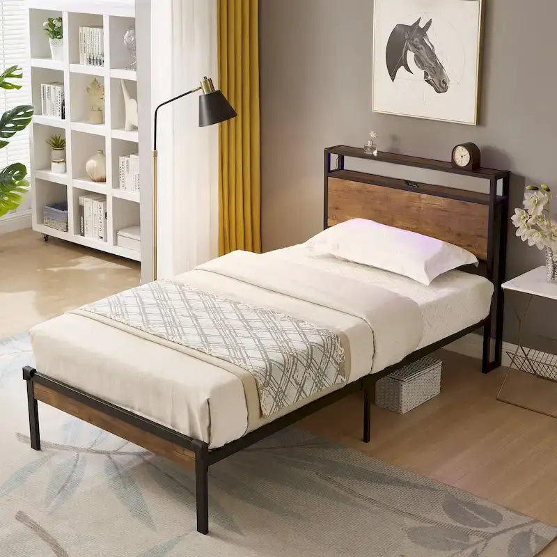 Estructura de cama de plataforma de metal negro con cabecero de madera marrón rústica