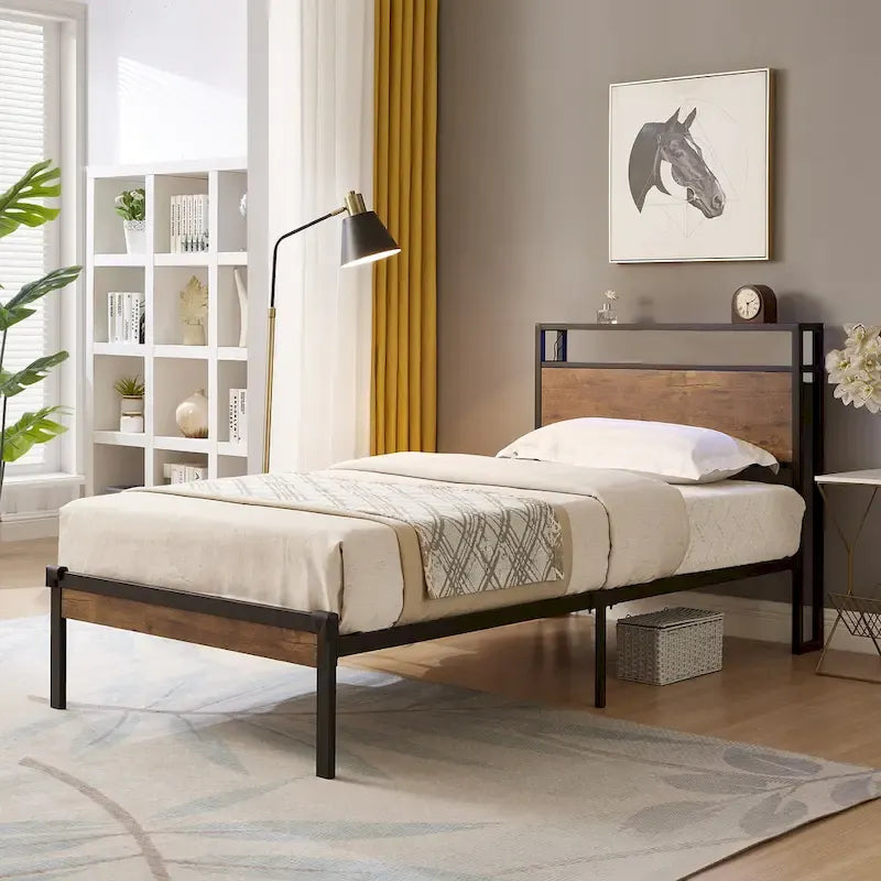 Estructura de cama de plataforma de metal negro con cabecero de madera marrón rústica
