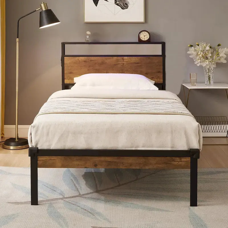 Estructura de cama de plataforma de metal negro con cabecero de madera marrón rústica