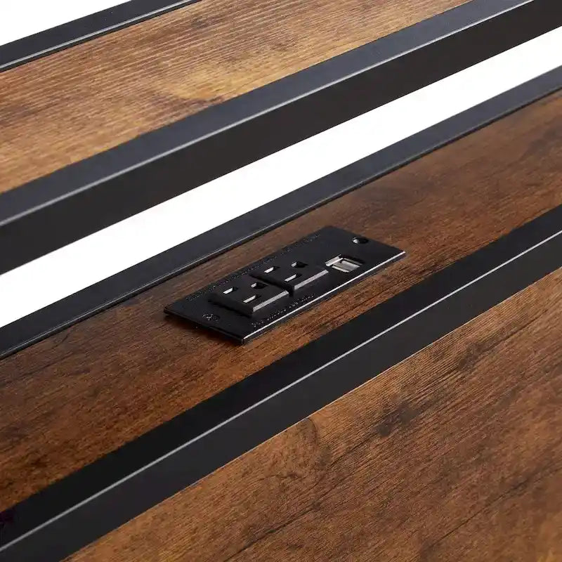 Estructura de cama de plataforma de metal negro con cabecero de madera marrón rústica