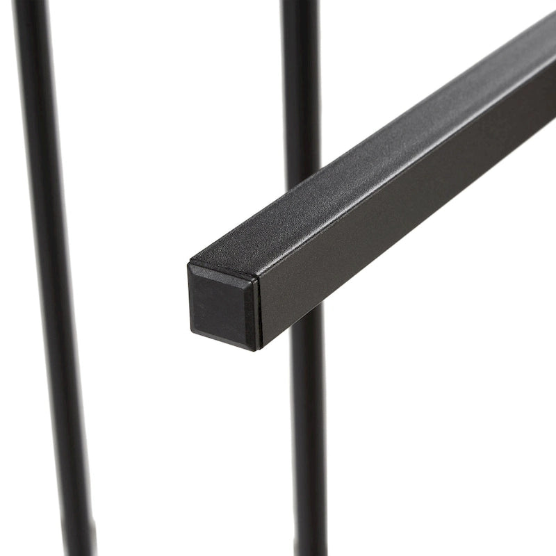 Estructura de cama de plataforma de metal negro con cabecero de madera marrón rústica