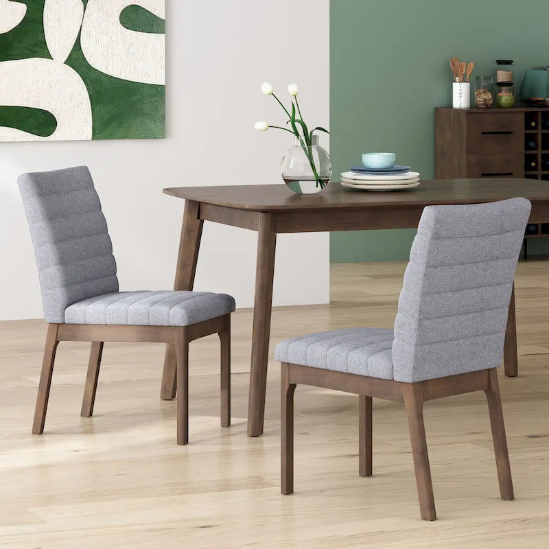 Silla de comedor tapizada moderna de estilo mid-century con costuras acanaladas y patas de madera de nogal