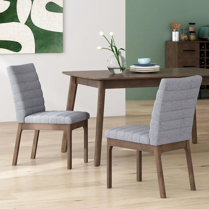 Silla de comedor tapizada moderna de estilo mid-century con costuras acanaladas y patas de madera de nogal