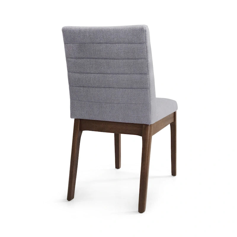 Silla de comedor tapizada moderna de estilo mid-century con costuras acanaladas y patas de madera de nogal