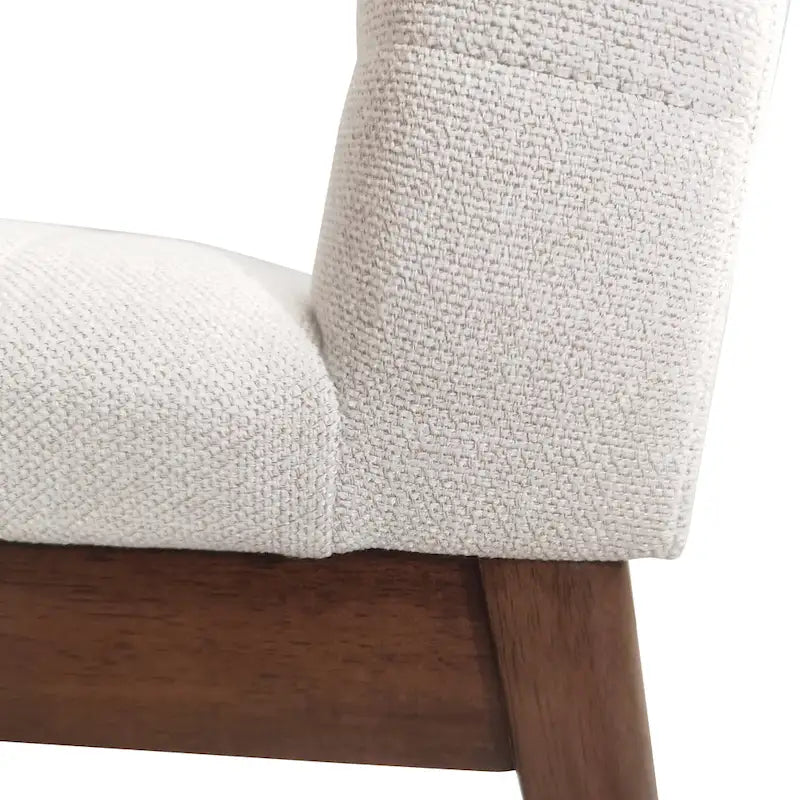 Silla de comedor tapizada moderna de estilo mid-century con costuras acanaladas y patas de madera de nogal