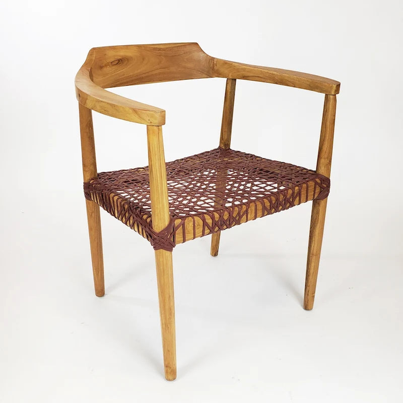 Sillón auxiliar rústico de madera de teca con asiento de cuero tejido