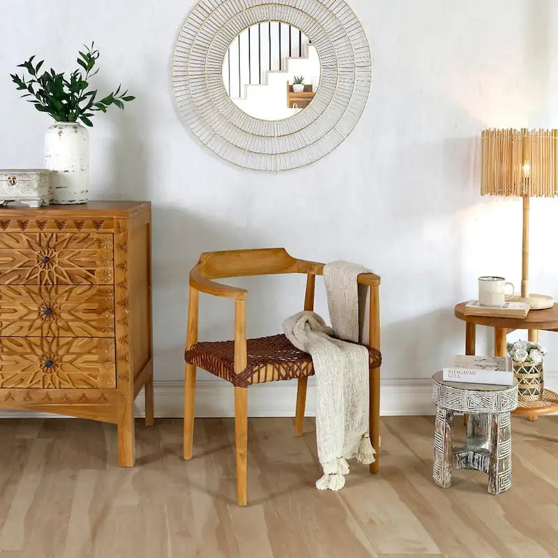 Sillón auxiliar rústico de madera de teca con asiento de cuero tejido
