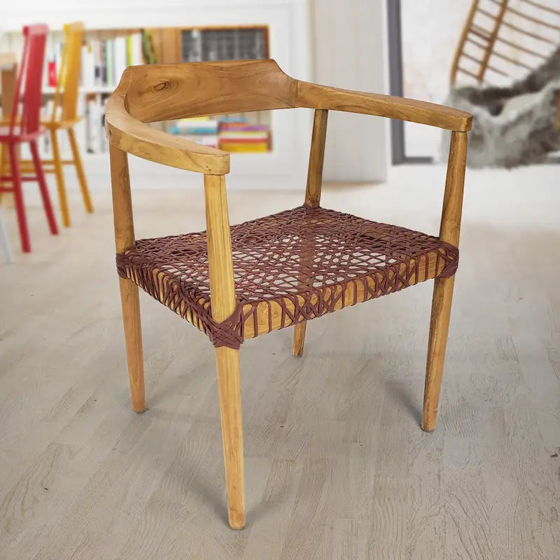 Sillón auxiliar rústico de madera de teca con asiento de cuero tejido