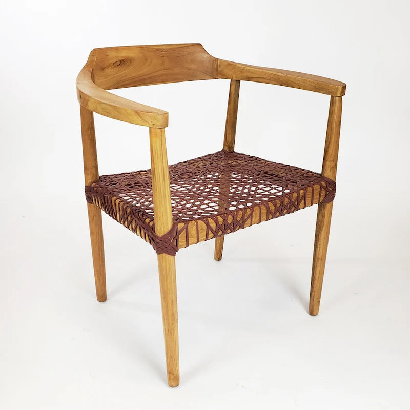 Sillón auxiliar rústico de madera de teca con asiento de cuero tejido
