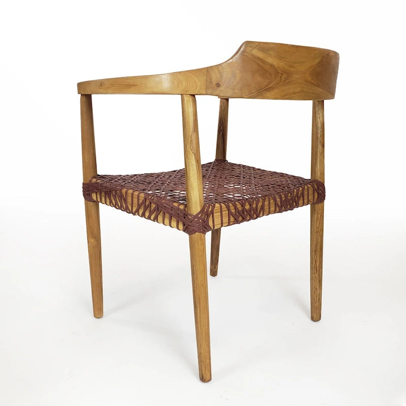 Sillón auxiliar rústico de madera de teca con asiento de cuero tejido