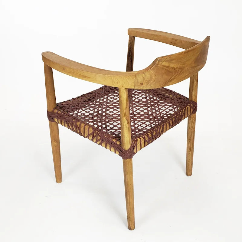 Sillón auxiliar rústico de madera de teca con asiento de cuero tejido