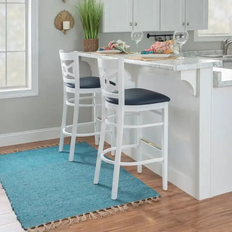 Taburete de bar clásico de madera maciza de haya blanca con respaldo abierto decorativo