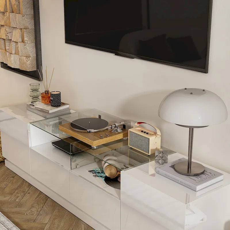 Moderner weißer TV-Schrank mit Hochglanzoberfläche, LED-Beleuchtung und Glasablage