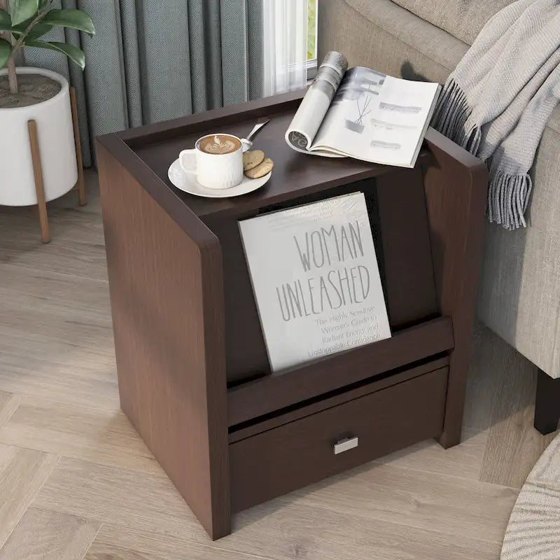 Mesa auxiliar moderna color marrón nogal con cajón y espacio para revistas
