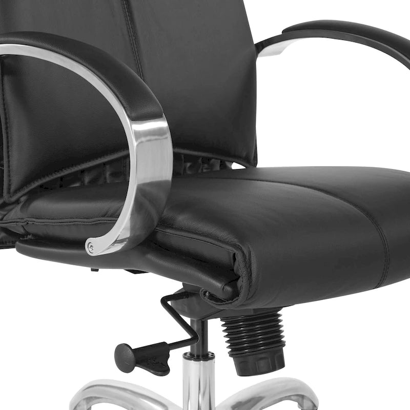Silla ejecutiva de oficina de cuero negro con respaldo alto y brazos cromados acolchados