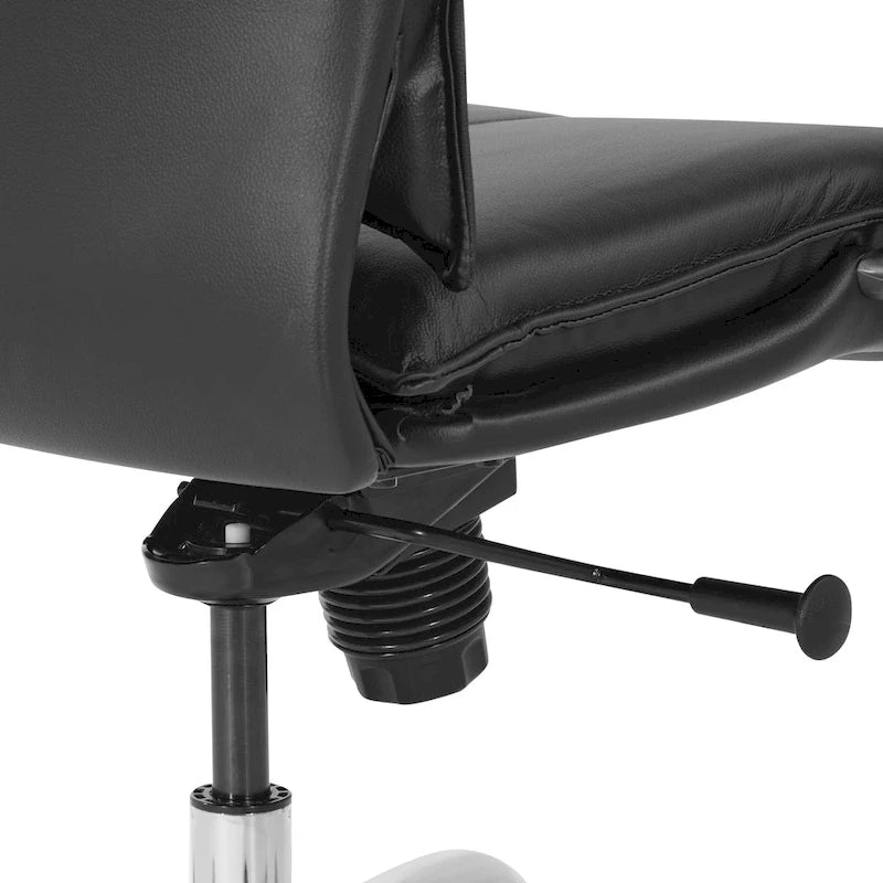 Silla ejecutiva de oficina de cuero negro con respaldo alto y brazos cromados acolchados