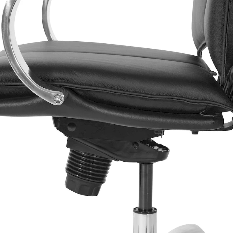 Silla ejecutiva de oficina de cuero negro con respaldo alto y brazos cromados acolchados