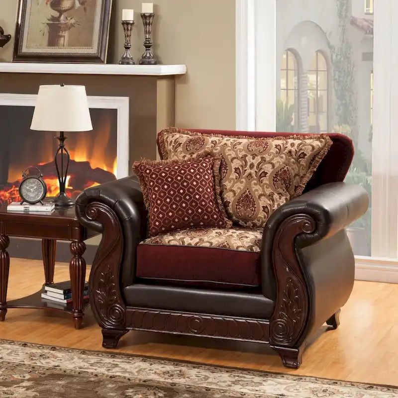 Sillón tradicional de cuero sintético con estampado damasco y brazos de madera tallada enrollados