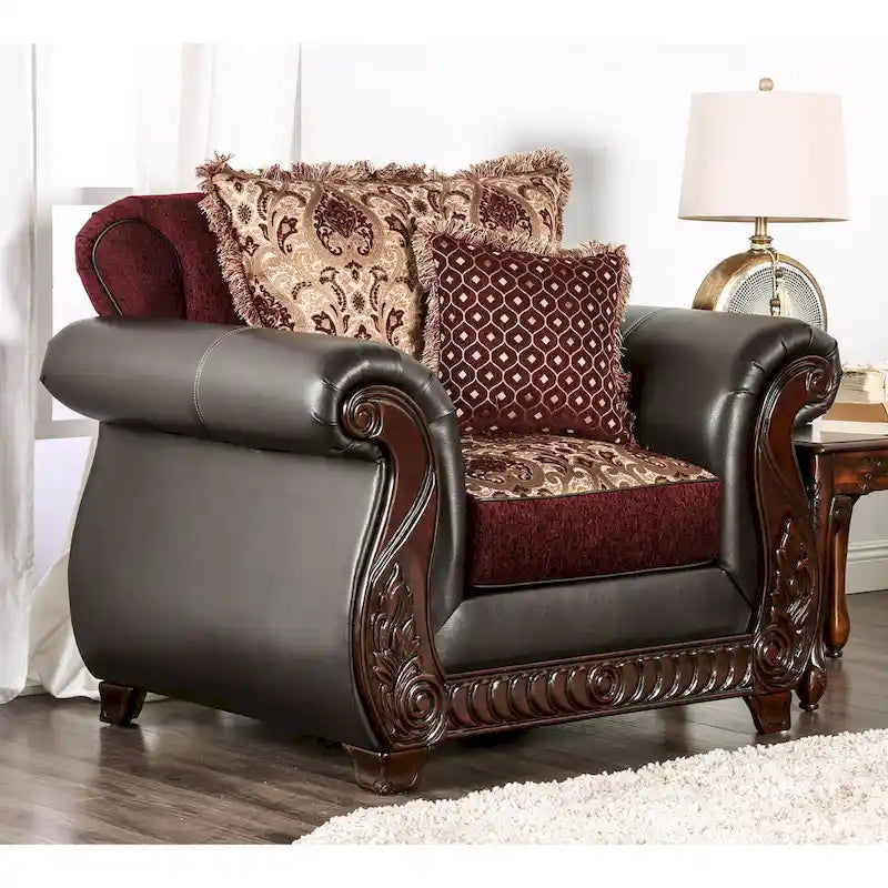 Sillón tradicional de cuero sintético con estampado damasco y brazos de madera tallada enrollados