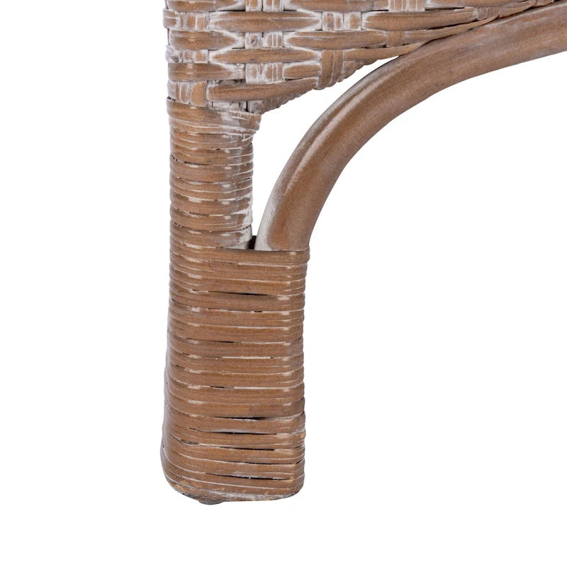 Sillón decorativo de ratán tejido con acabado gris y cojín de asiento blanco