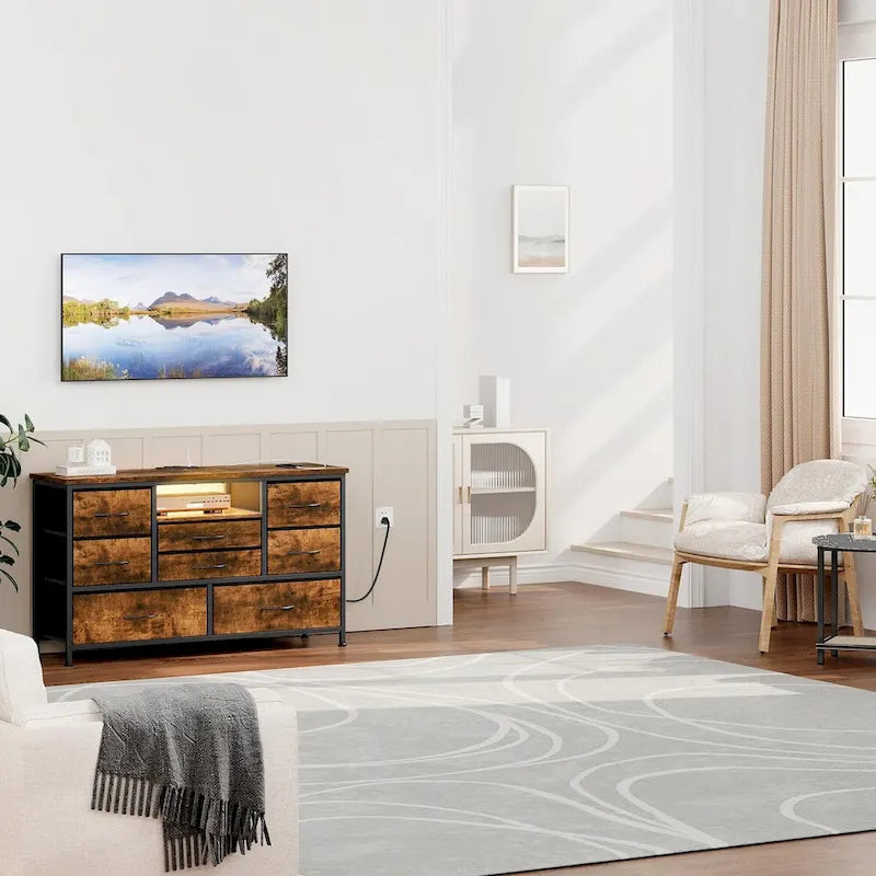 Kommode mit acht Schubladen und TV-Ständer mit LED-Beleuchtung und Steckdosen
