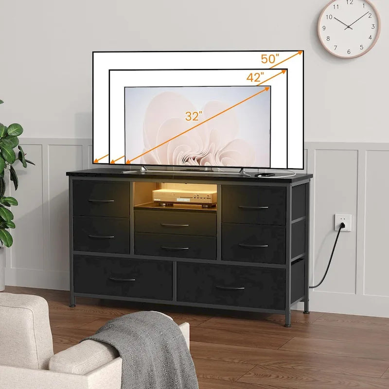 Kommode mit acht Schubladen und TV-Ständer mit LED-Beleuchtung und Steckdosen