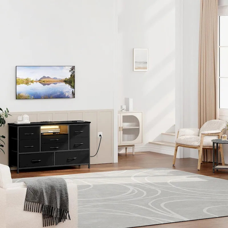 Kommode mit acht Schubladen und TV-Ständer mit LED-Beleuchtung und Steckdosen