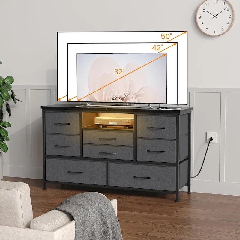 Kommode mit acht Schubladen und TV-Ständer mit LED-Beleuchtung und Steckdosen