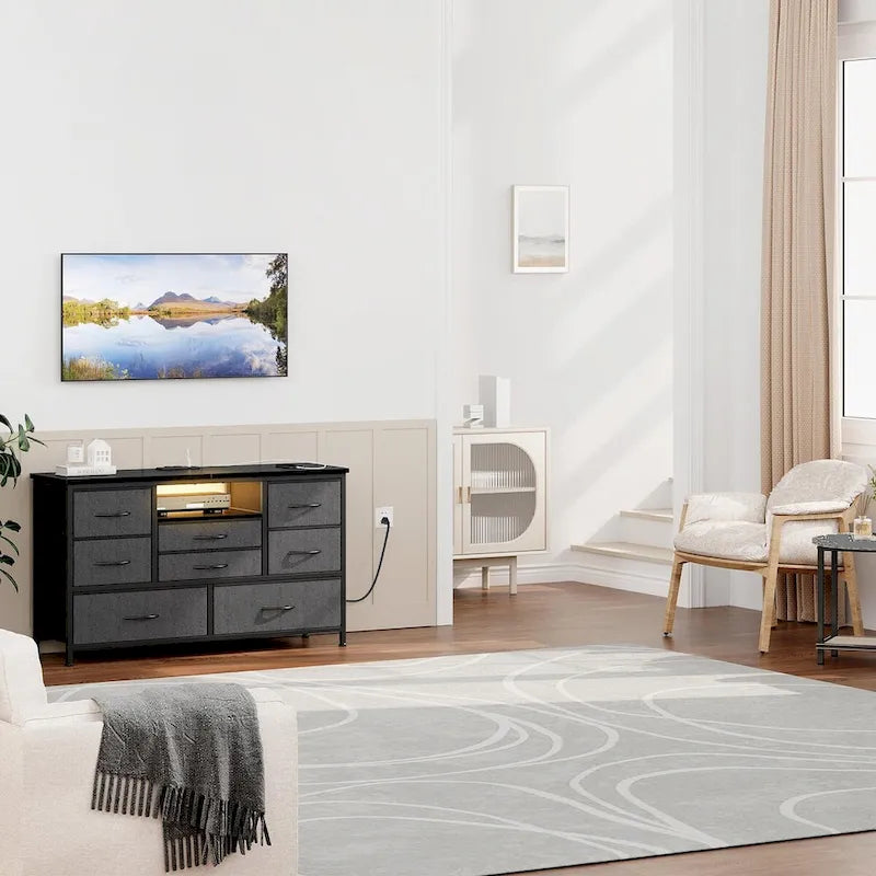 Kommode mit acht Schubladen und TV-Ständer mit LED-Beleuchtung und Steckdosen
