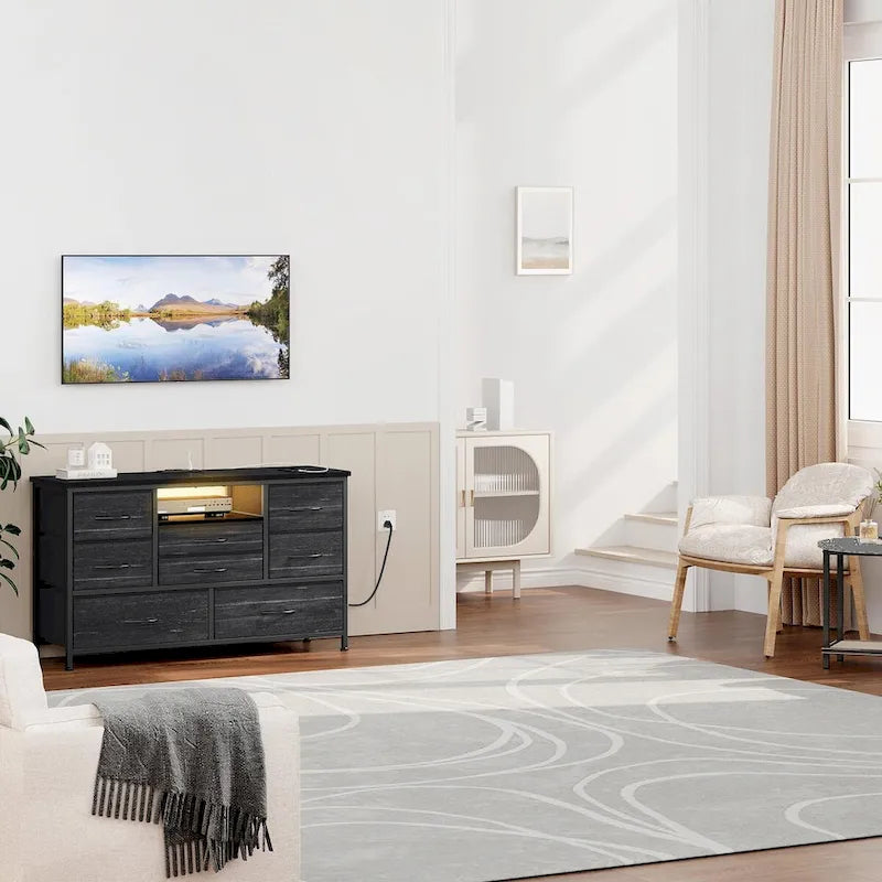Kommode mit acht Schubladen und TV-Ständer mit LED-Beleuchtung und Steckdosen