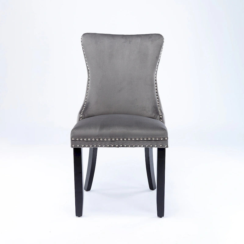Silla de comedor tapizada de terciopelo con respaldo alado, capitoné y remate de tachuelas