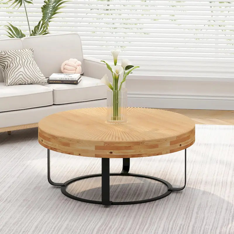 Mesa de centro redonda moderna con patrón de tallado en madera y patas de metal