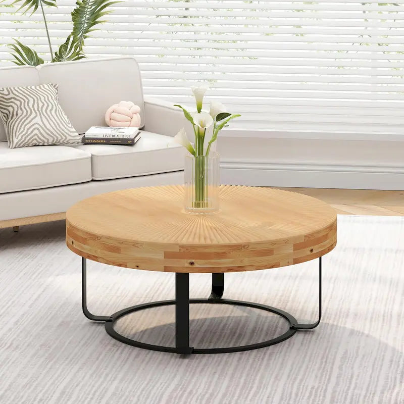 Mesa de centro redonda moderna con patrón de tallado en madera y patas de metal