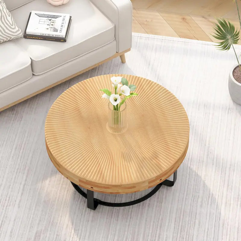Mesa de centro redonda moderna con patrón de tallado en madera y patas de metal