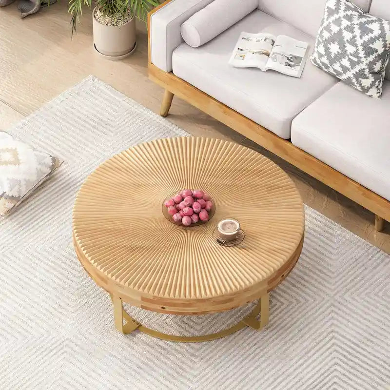 Mesa de centro redonda moderna con patrón de tallado en madera y patas de metal