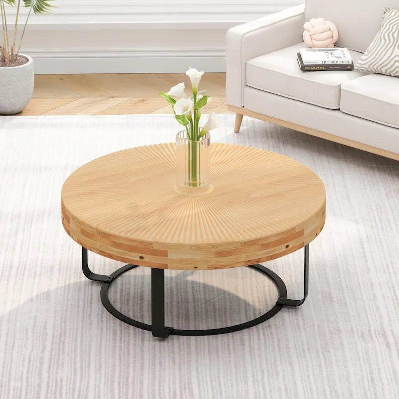 Mesa de centro redonda moderna con patrón de tallado en madera y patas de metal
