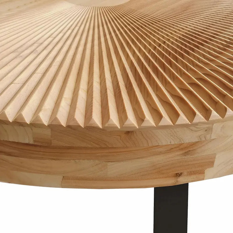 Mesa de centro redonda moderna con patrón de tallado en madera y patas de metal