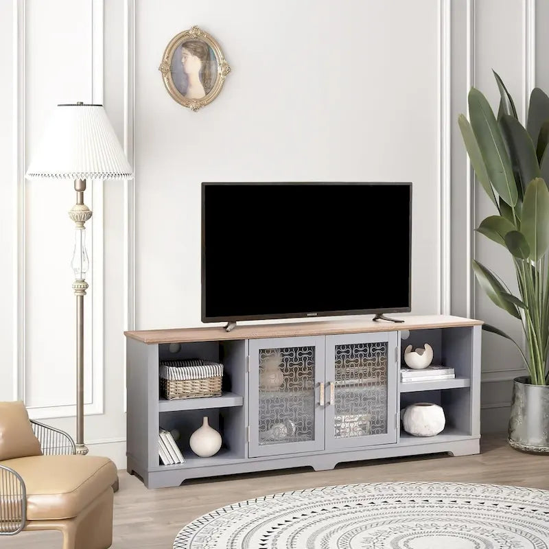Mueble de TV moderno estilo granja con puertas decorativas y estantes abiertos