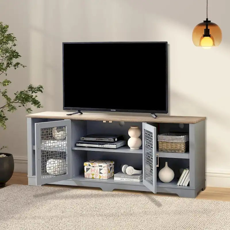 Mueble de TV moderno estilo granja con puertas decorativas y estantes abiertos