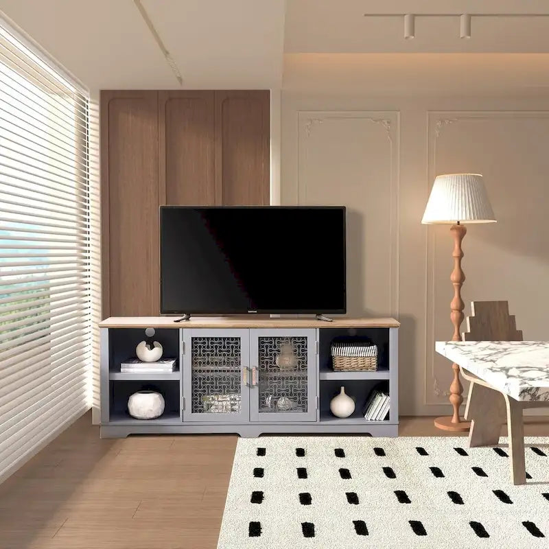 Mueble de TV moderno estilo granja con puertas decorativas y estantes abiertos