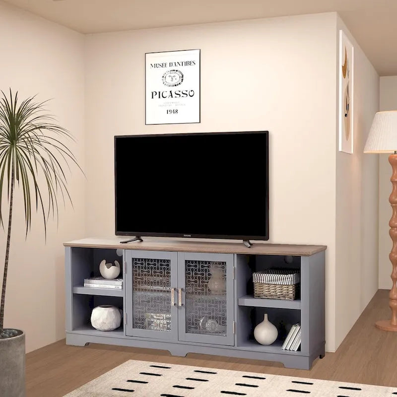 Moderner TV-Schrank im Landhausstil mit dekorativen Türen und offenen Fächern