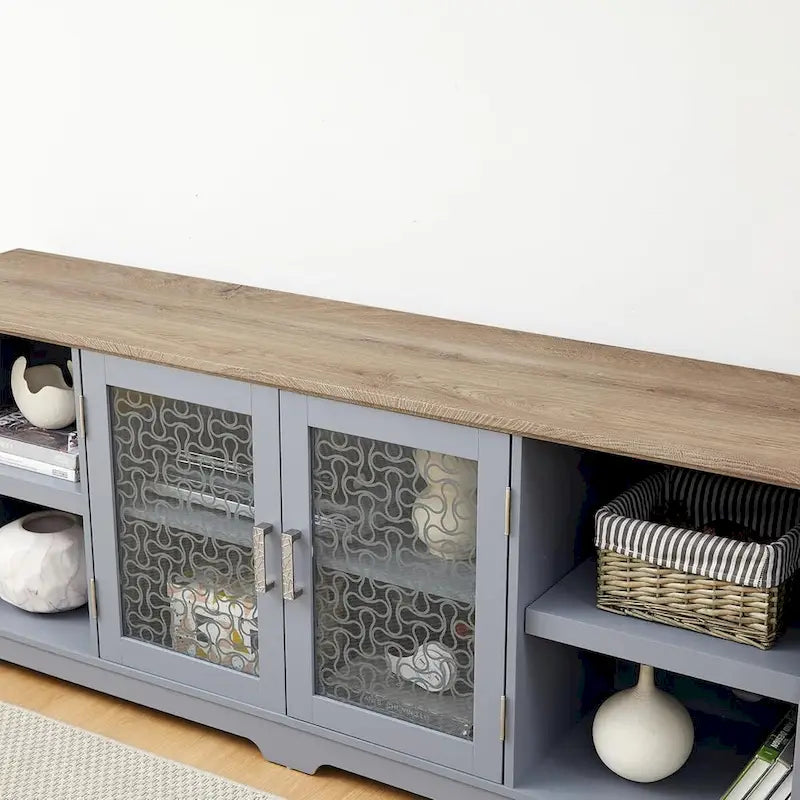 Moderner TV-Schrank im Landhausstil mit dekorativen Türen und offenen Fächern