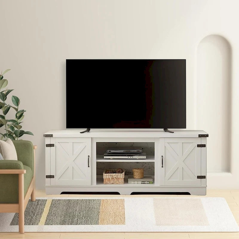 Moderner TV-Schrank im Landhausstil mit dekorativen Türen und offenen Fächern