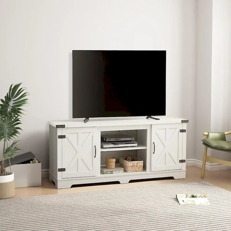 Moderner TV-Schrank im Landhausstil mit dekorativen Türen und offenen Fächern