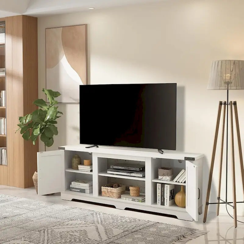 Moderner TV-Schrank im Landhausstil mit dekorativen Türen und offenen Fächern