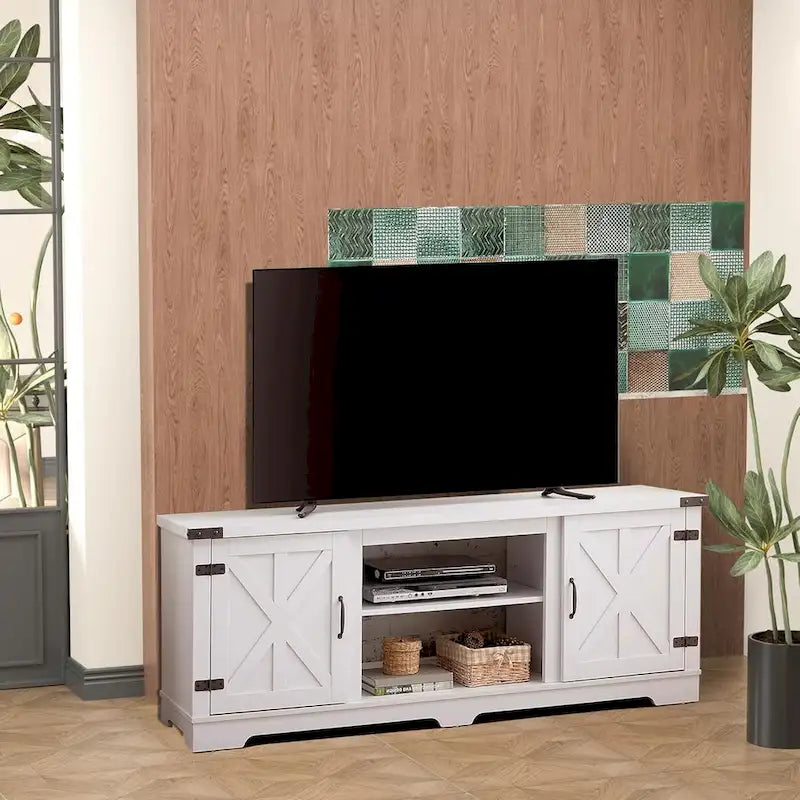 Moderner TV-Schrank im Landhausstil mit dekorativen Türen und offenen Fächern