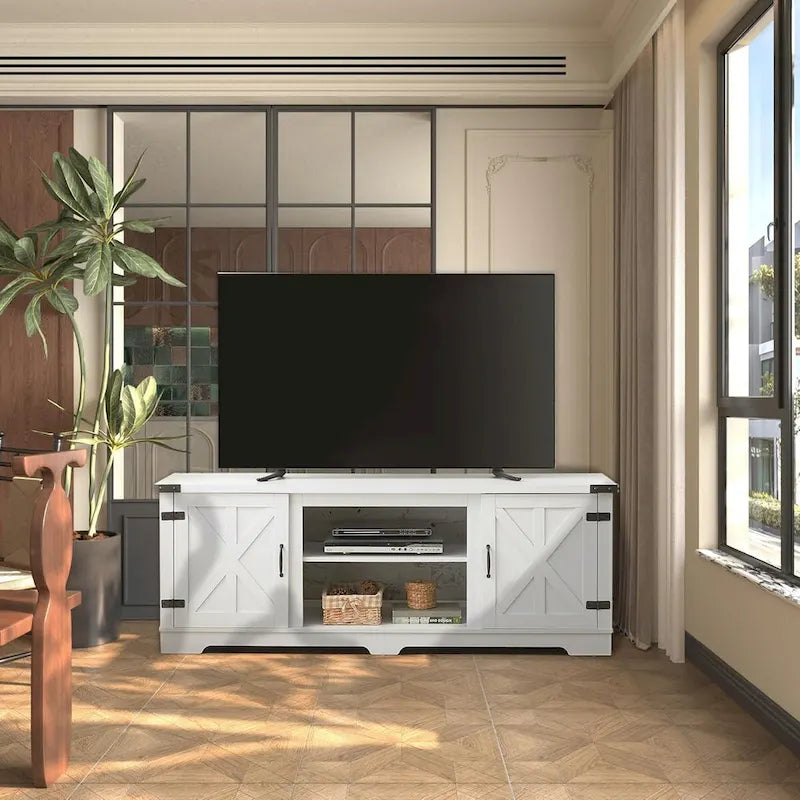 Moderner TV-Schrank im Landhausstil mit dekorativen Türen und offenen Fächern