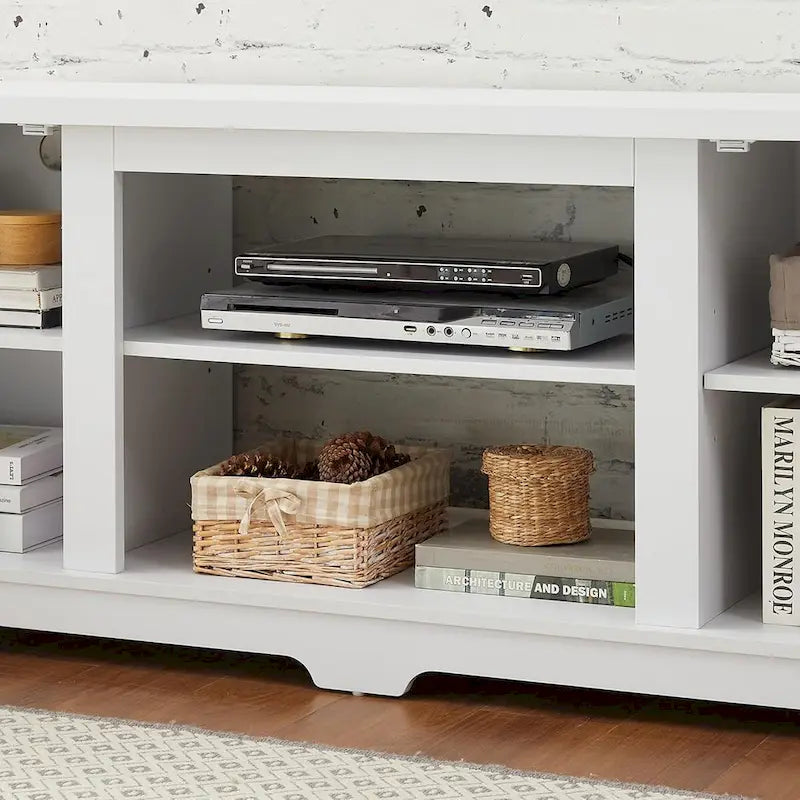 Moderner TV-Schrank im Landhausstil mit dekorativen Türen und offenen Fächern