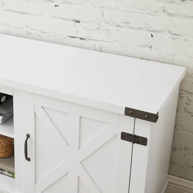 Moderner TV-Schrank im Landhausstil mit dekorativen Türen und offenen Fächern